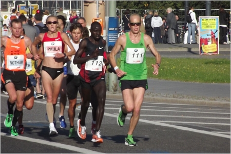 Stefan van den Broek beim Berlin Marathon als Pacemaker für Paula Radcliffe